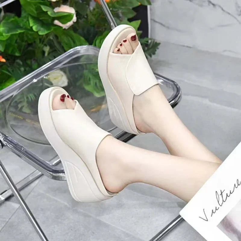 Open-Upper Sandals Women – Shaped Footbed, Defined Sole Structure
